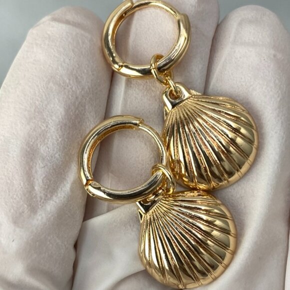 14K Gold Shell Danity Earrings - Picture 5 of 7
